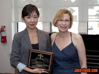 Sue Chun receives the Family Service Toronto Youth Volunteer Award