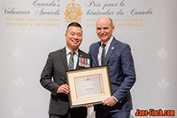 Minister Jean-Yves Duclos presents Paul Nguyen with a Canada's Volunteer Award.